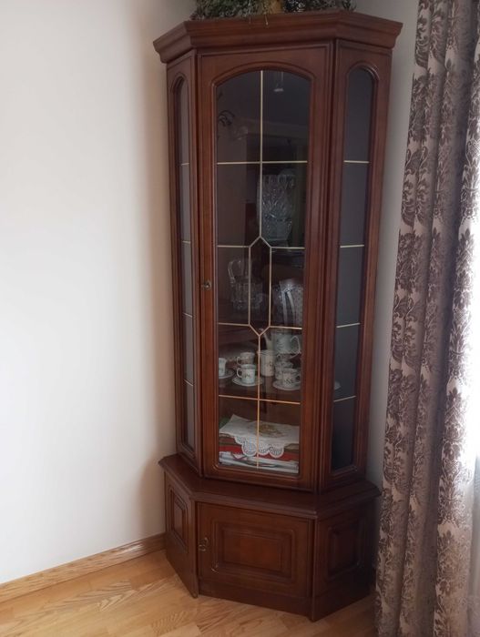 Piękna, narożna witryna, gablota szklana