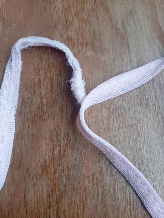 Lençol de alcofa novo e 1babete usada