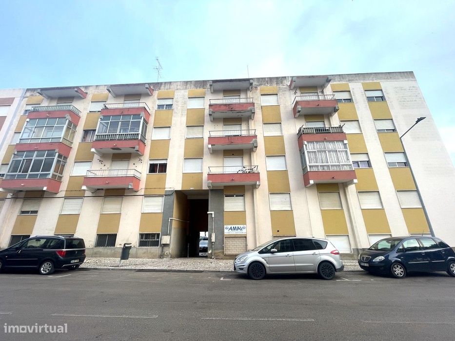 Apartamento T3, com Varanda, no Centro do Pinhal Novo