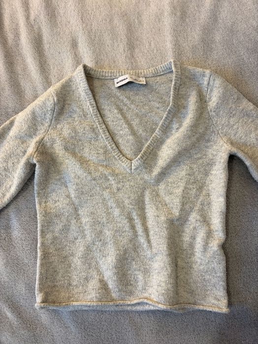 Sweter szary z dekoltem w serek