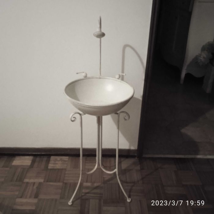 Floreira em ferro branco