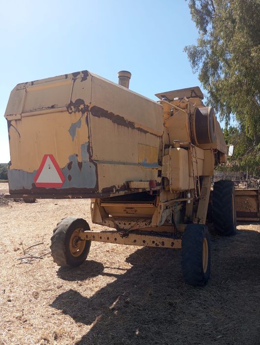ceifeira a funcionar leva também equipamento de arroz