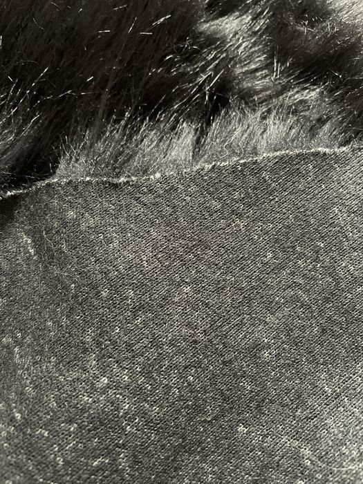 Штучне хутро чорного кольору