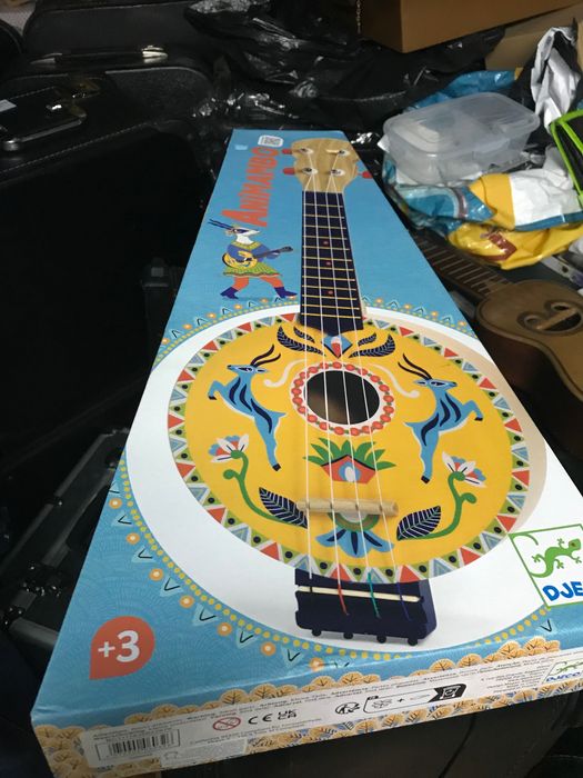 Vendo Banjo Novo para crianças aprenderem