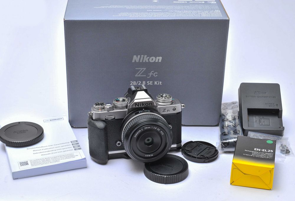 Nikon Zfc (seminova com adaptador de punho)