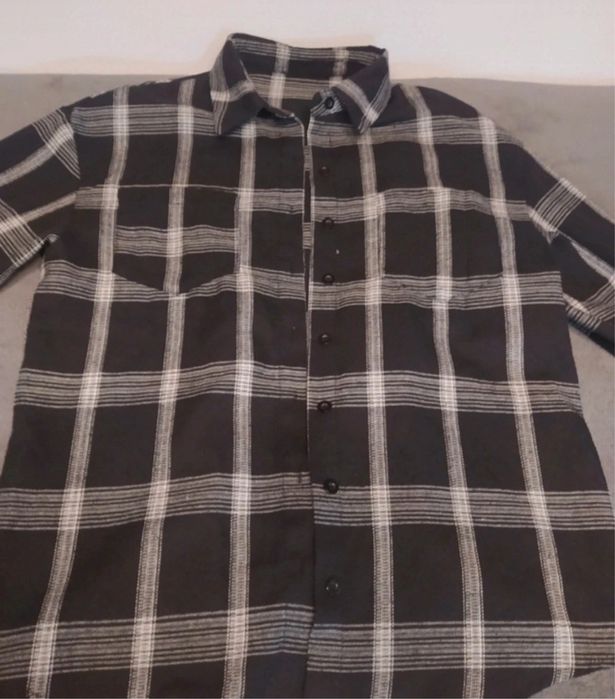 Koszula w kratkę z H&M.