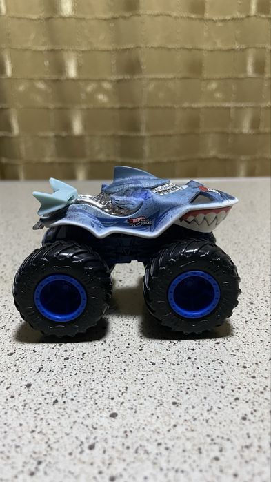 Hot Wheels Monster Trucks Акула (Shark) оригинал