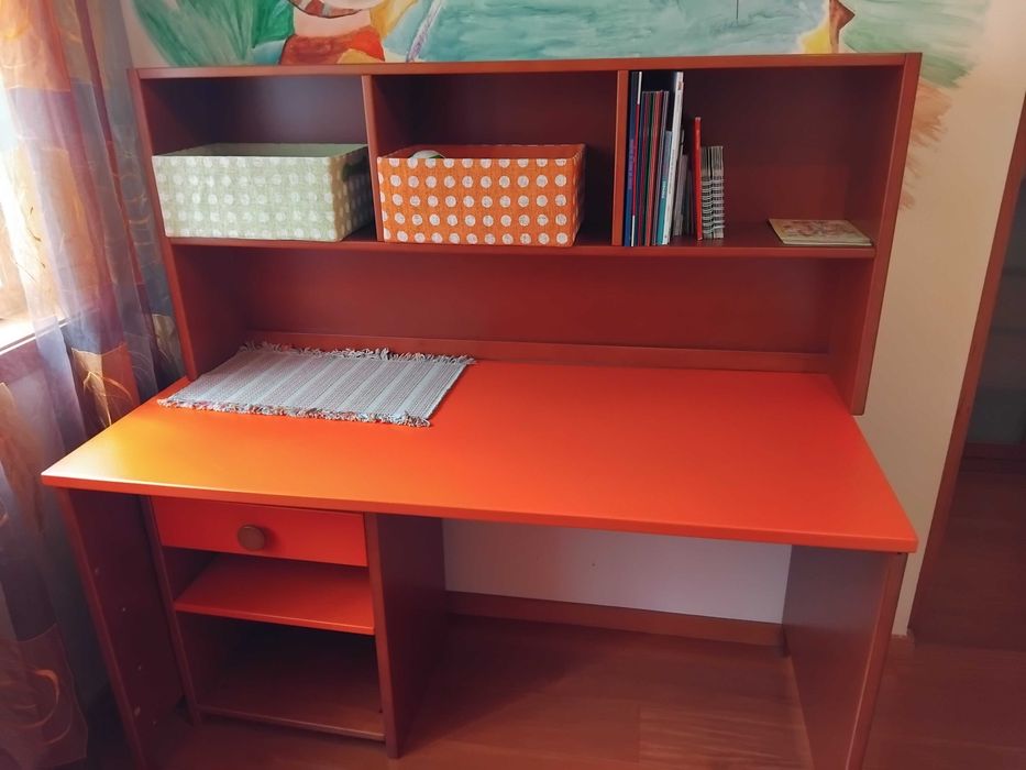 Cama , Escrivaninha e mesinha de cabeceira em ótimo estado