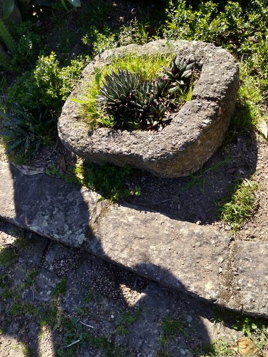 Pias em pedra talhada a mão