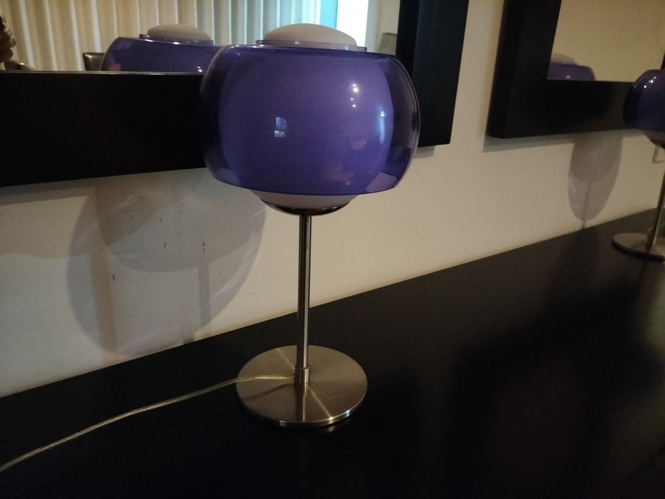 2 candeeiros de mesa com acessórios em azul,