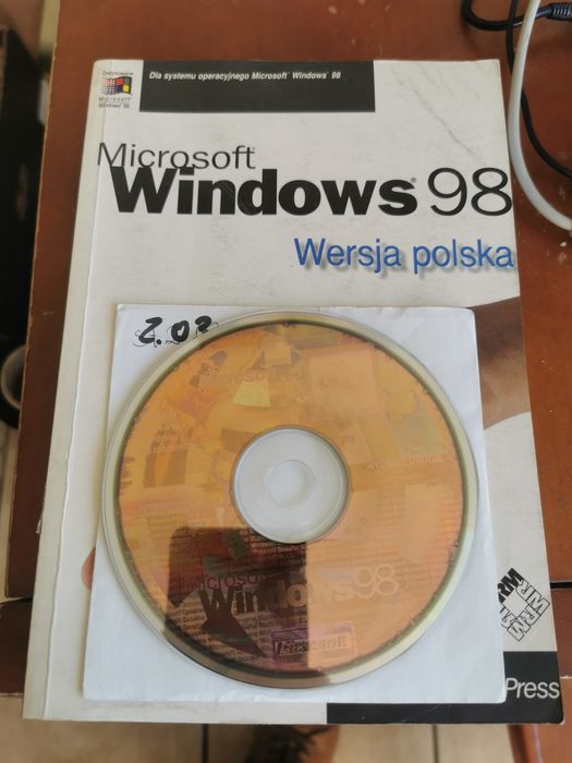 Windows 98 system z kluczem i książka