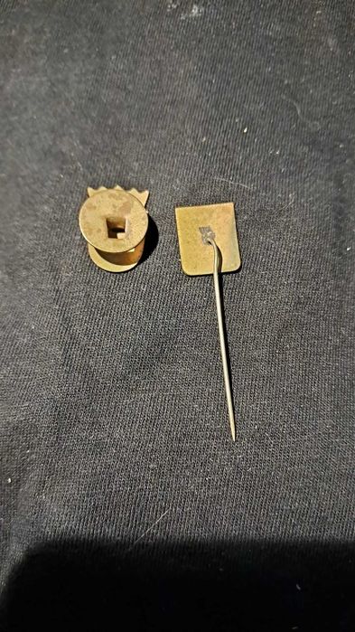 Lote de 2 pins vintage GRUNDIG – eletrónica clássica / colecionismo