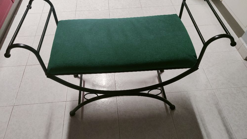 Banco forrado a verde