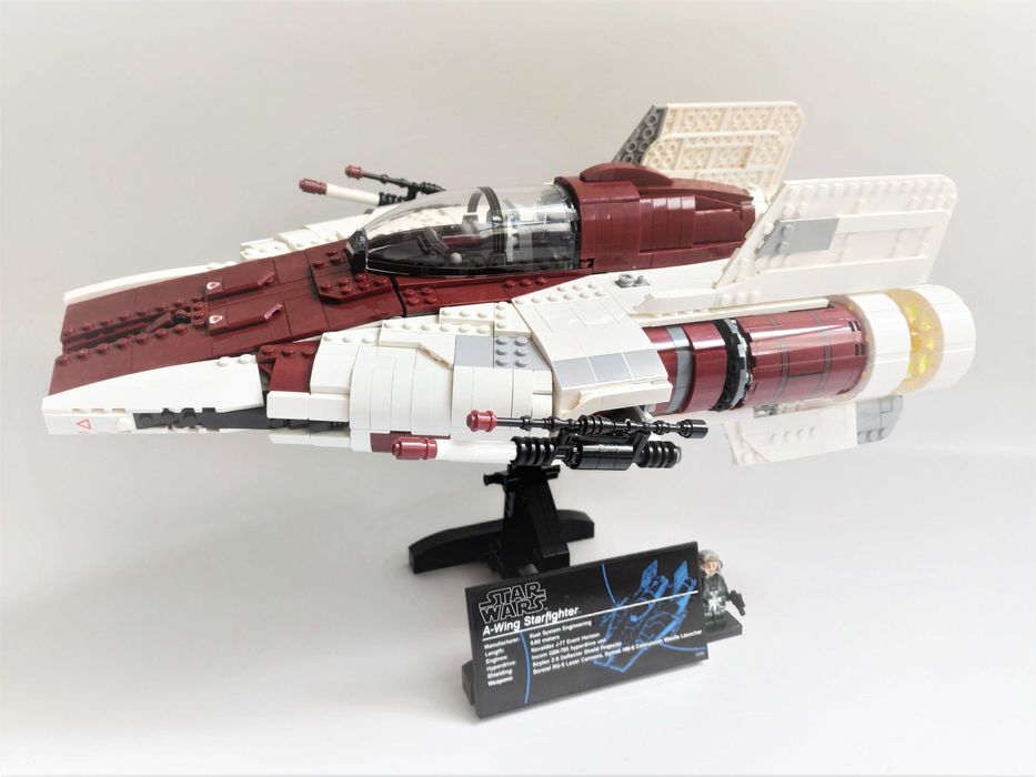 Колекціонеру Lego Star Wars UCS 75275 A-wing Starfighter™ зоряні