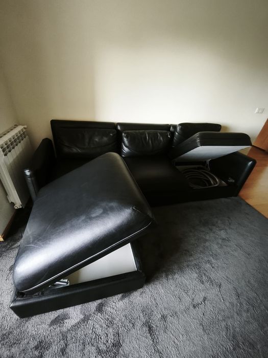Sofá de 3 lugares preto, com puff com arrumação