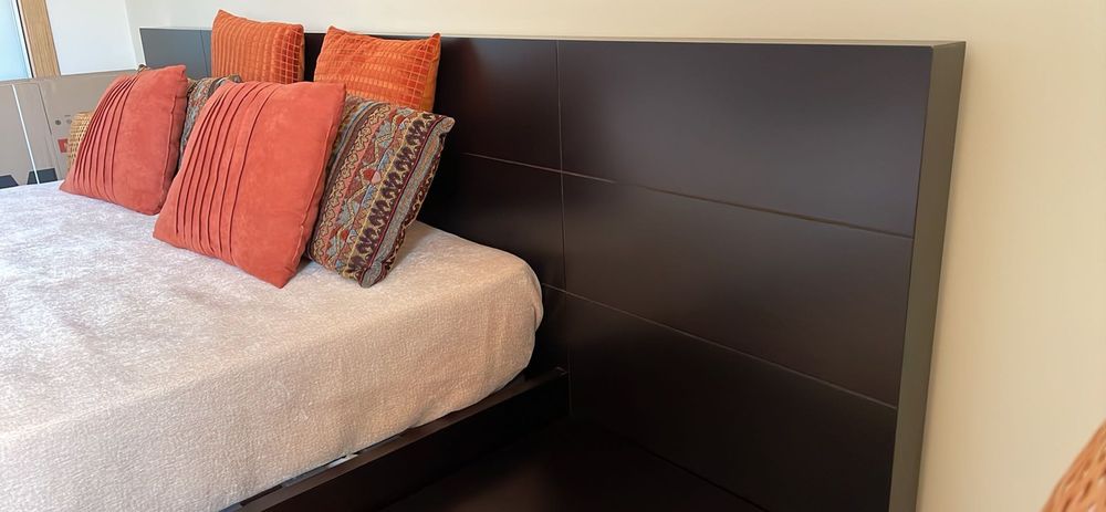 Cama com cabeceira + 2 mesinhas de cabeceira + cômoda.