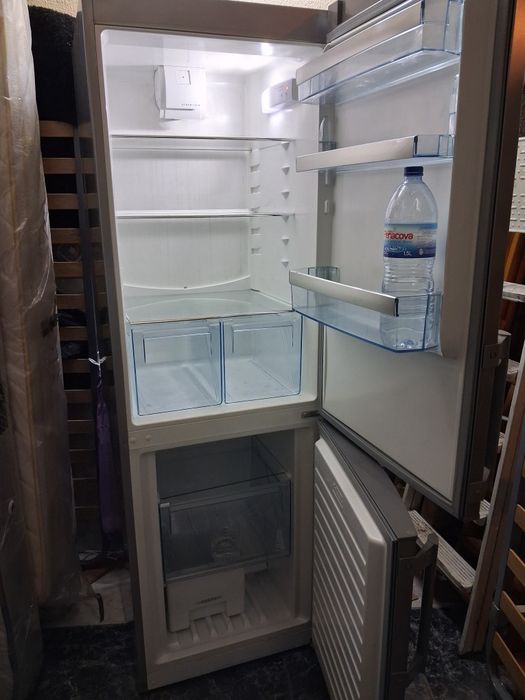 Combinado AEG inox Nofrost tem 1 ano.