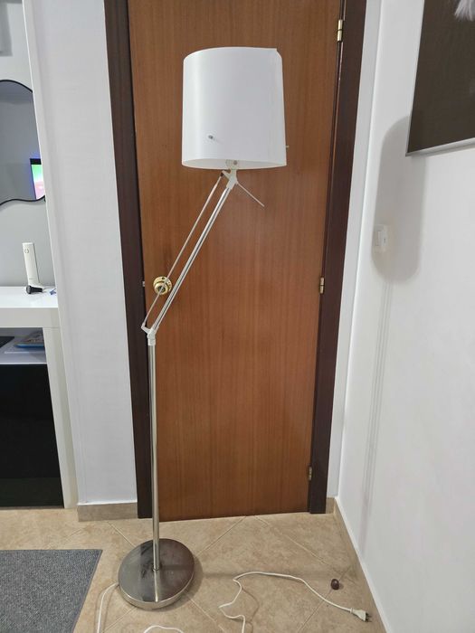 Candeeiro de pé alto