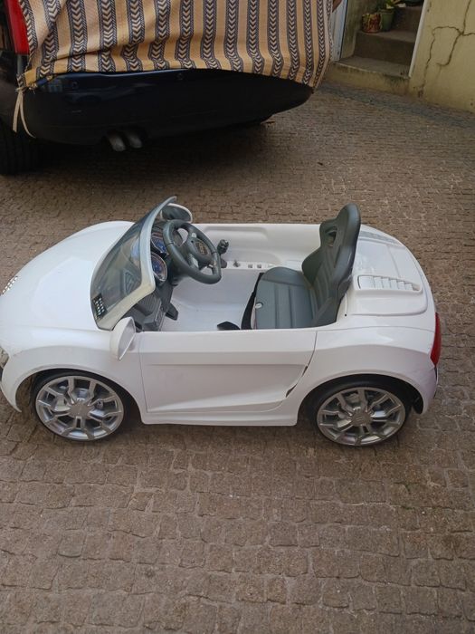 Used Children's Electric Audi R8 Car with Accessories for Sale450667943381575681