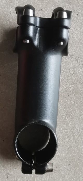 Mostek aluminiowy 31,8mm długi 90mm i 28,6mm widelce czarny ROMET