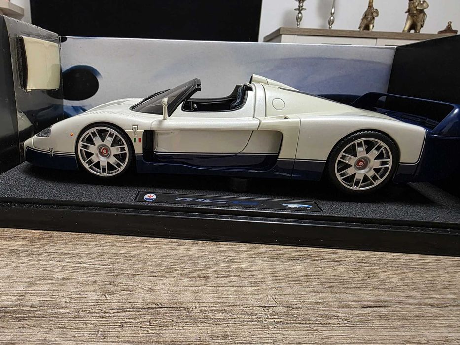 Maseratti MC12 1:18 Hot WHEELS ELITE