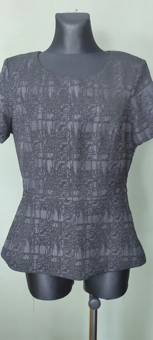 Elegancka czarna bluzka o ciekawej fakturze materiału  Betty Jackson