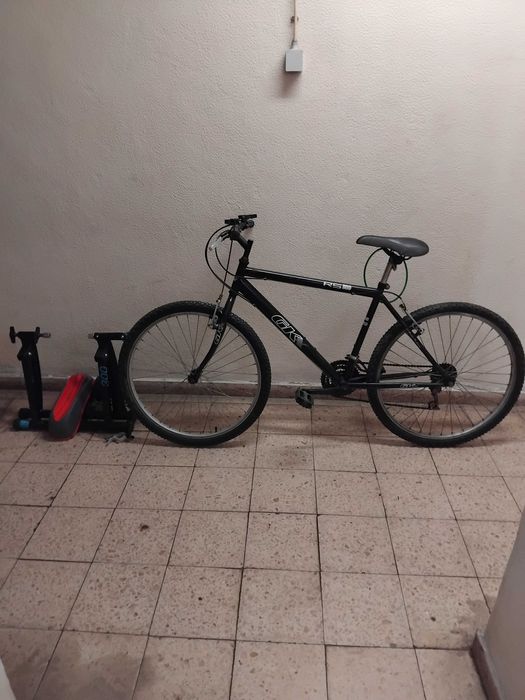 Bicicleta de montanha e rolo de treino