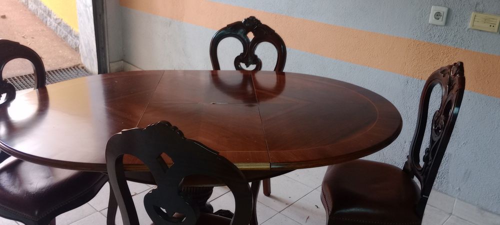 Mesa em mogno  com pé  de galo