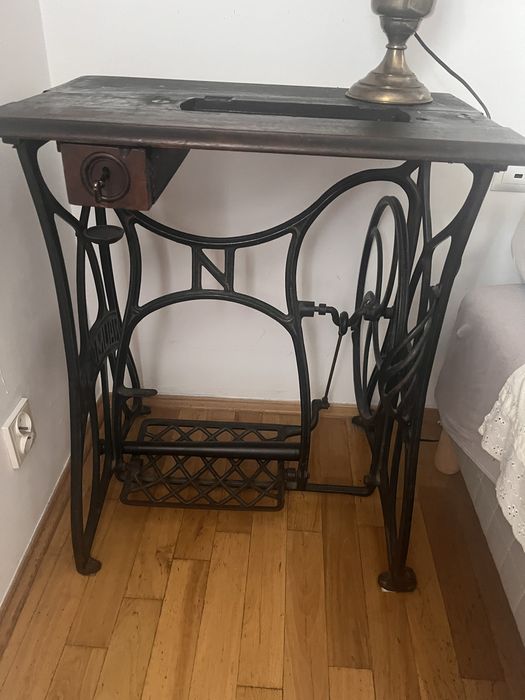 Postawa do mszyny do szycia z szufladką.