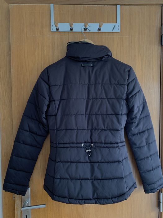 Casaco de penas tipo puffy castanho dá Massimo Dutti