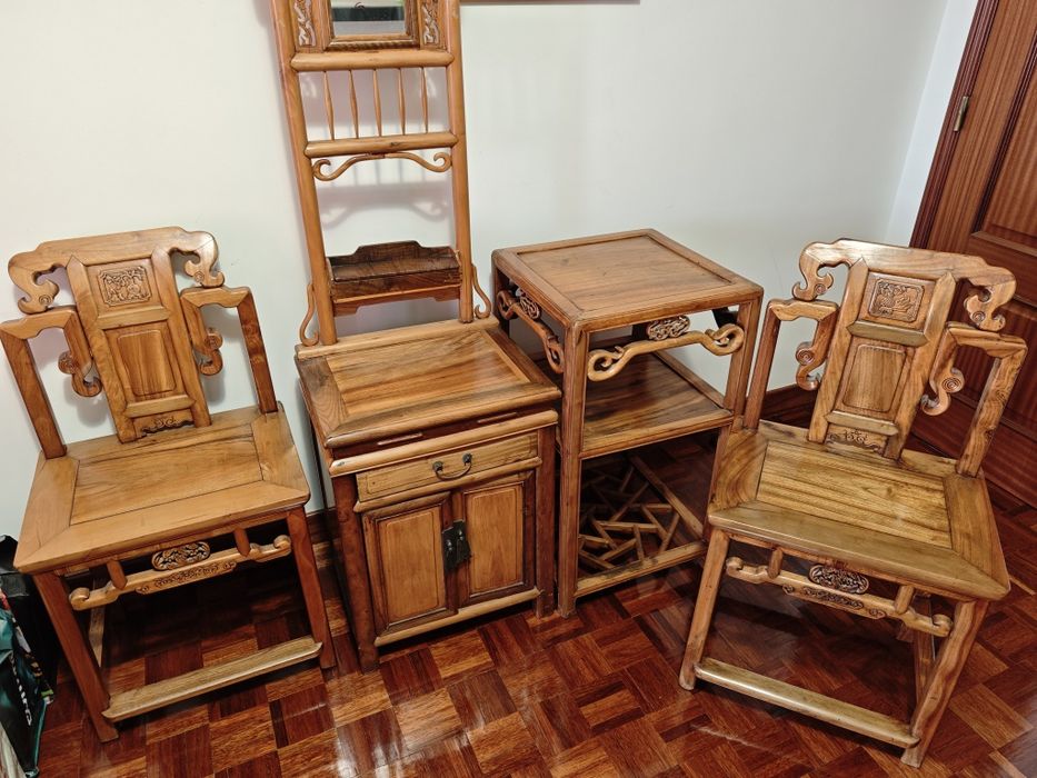 "Magnífico Conjunto Secular de Macau – 4 Peças (Par de Cadeiras, Toucador/Lavatório e Mesa) em Madeira de Olmo Maciça".