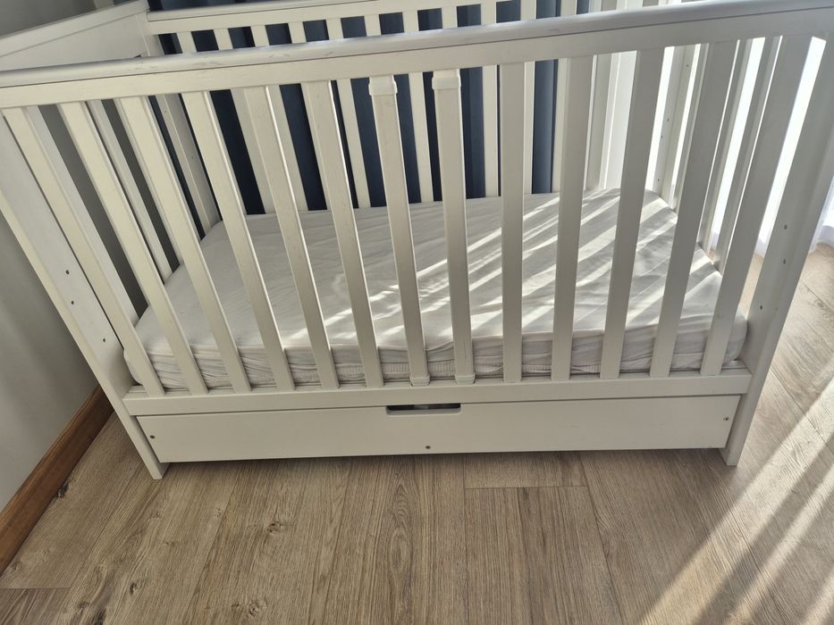 Lozeczko dzieciece z komoda