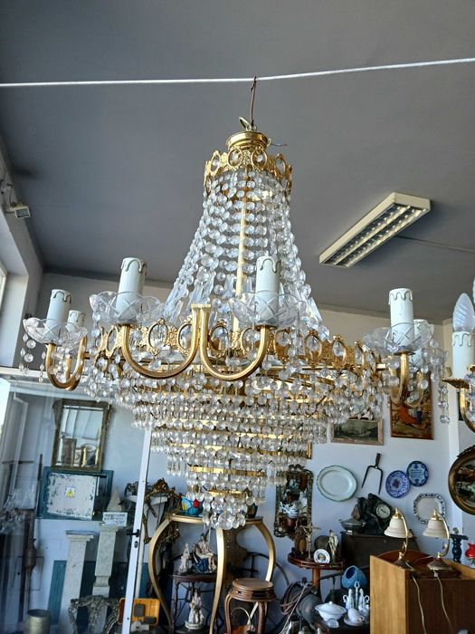 Varias dezenas de candeeiros em cristal e outros.