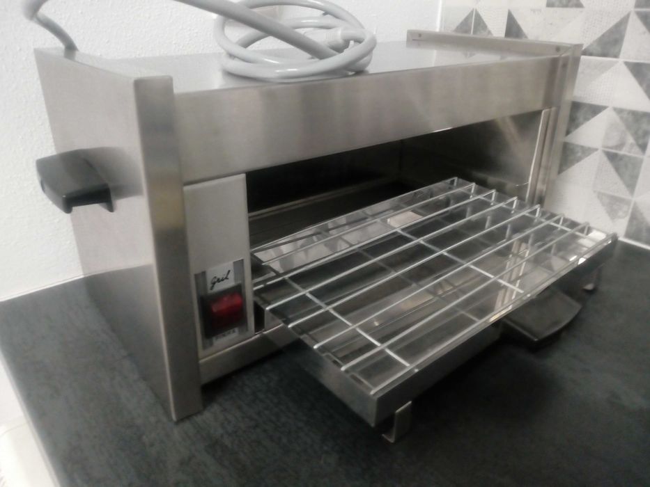 Grelhador elétrico em inox, com tabuleiro amovível