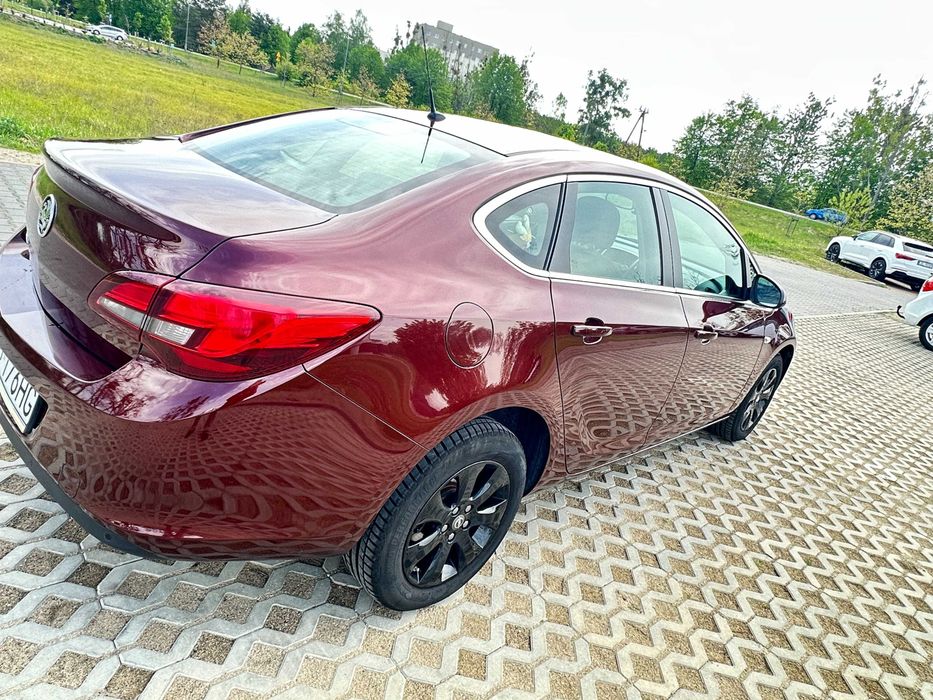 samochod osobowy Opel