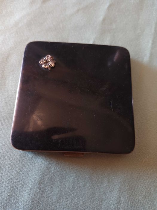 Caixa pó de arroz  antiga com particularidade  trevo  PARECE ser prata