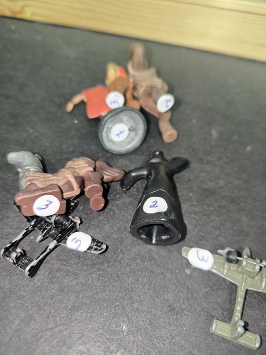 Lote Miniaturas Colecionáveis Figuras e Aviões
Vendo conjunto variado