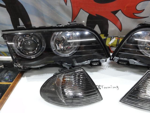 Farois angel eyes BMW E46 4 portas / limosine 98-01 fundo preto com angel eyes em branco