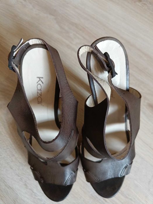 Sandały skórzane na szpilce Kazar 38