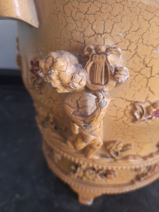 Vaso em Louça  com figuras