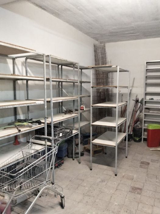 prateleiras de madeira e aço