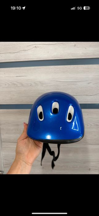 Niebieski kask rowerowy