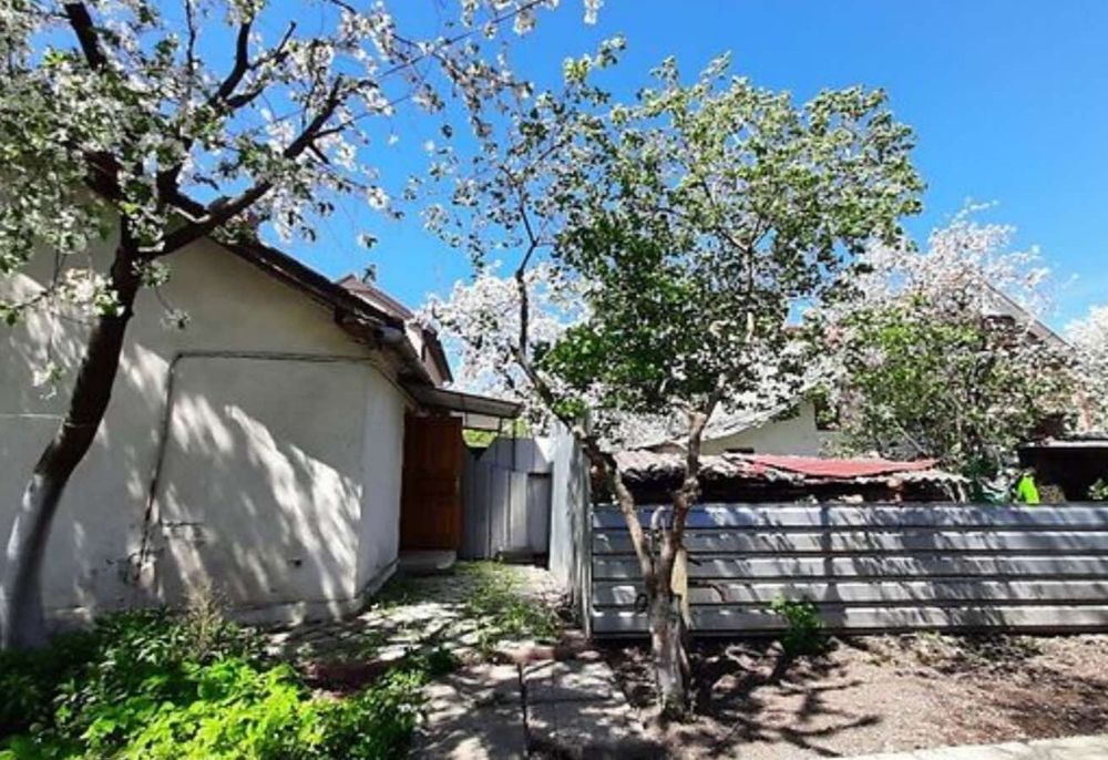 Продається півторачка напівособняк в центрі міста