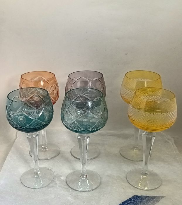 Бокалы разные, высокие.
