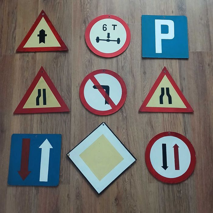 Stare ręcznie malowane znaki drogowe ze szkoły nauki jazdy lata 60-te