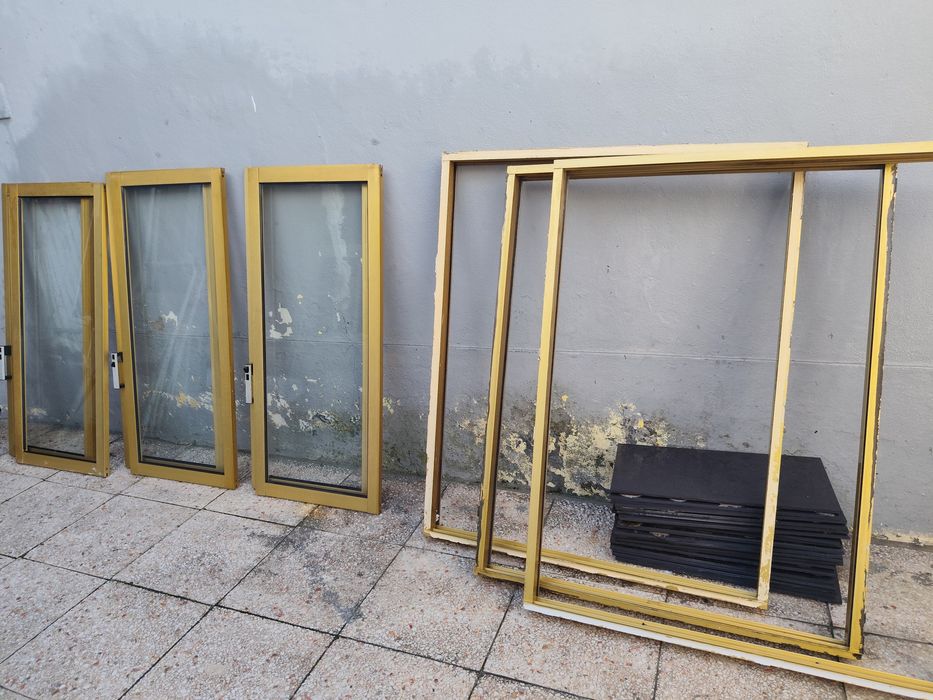 3 Janelas de alumínio com caixilharia