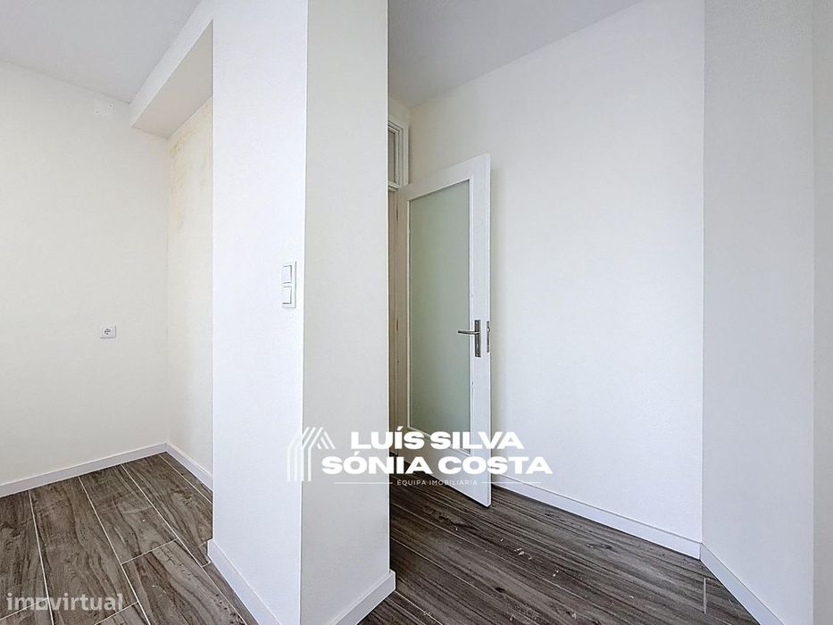 Apartamento T4 Totalmente Remodelado com 2 Varandas e Elevador –...