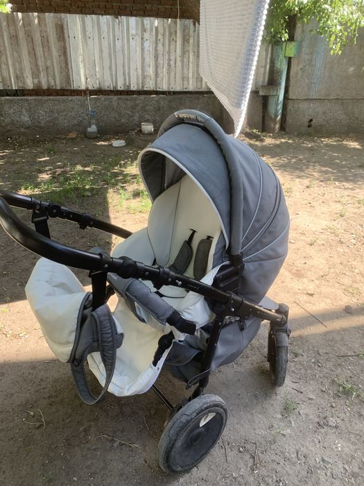 Продаю коляску zippy три в одном