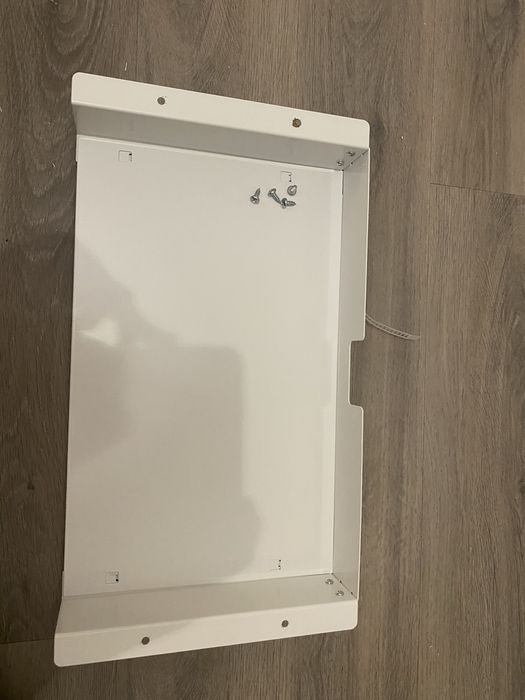 Polka na laptopa pod biurko