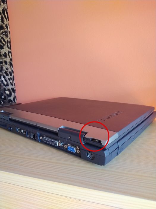 Portátil antigo Toshiba Windows 98 casa apartamento vivenda quarto sal